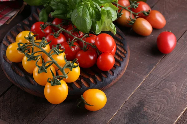 Tomates Cereja Orgânicos Frescos Uma Mesa Madeira — Fotografia de Stock