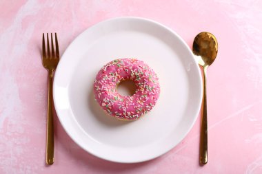 Pembe Beyaz tabakta donut