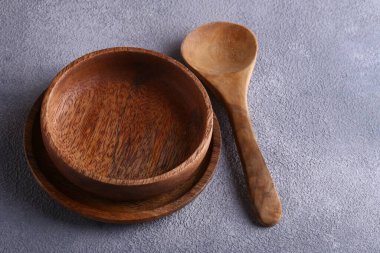 Yemek için doğal ahşap kaplar.