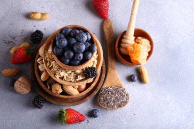 Sağlıklı yiyecekler için böğürtlenli ve fındıklı ev yapımı granola