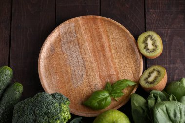 Ispanaklı, elmalı ve kivili sağlıklı yeşil meyve suyu.