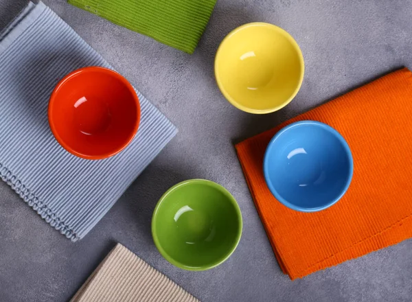 Colored Bowls Utensils Napkins Food — Stock Photo, Image