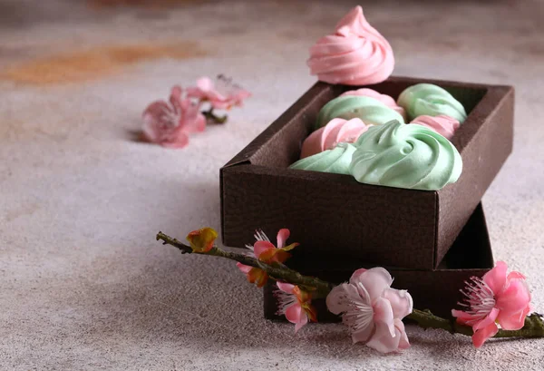 Kue Meringue Berwarna Warni Untuk Suguhan Dan Makanan Penutup — Stok Foto