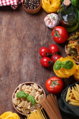 İtalyan yemeği, domates, sarımsaklı fesleğen ve zeytinyağı.