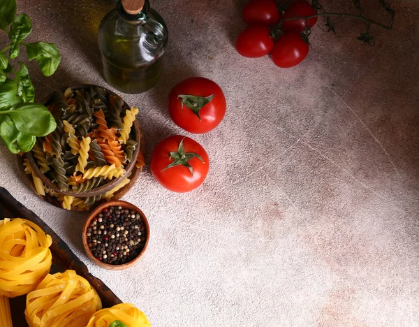 Νεκρό Ζωή Ιταλικά Ζυμαρικά Τροφίμων Τομάτες Σκόρδο Βασιλικός Και Ελαιόλαδο — Φωτογραφία Αρχείου
