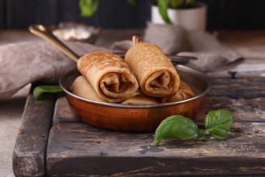 Öğle yemeği için ev yapımı krep.