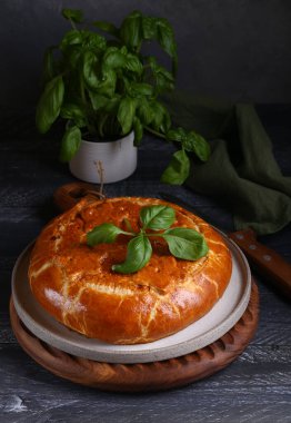 Öğle yemeği için ev yapımı etli turta.