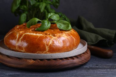 Öğle yemeği için ev yapımı etli turta.