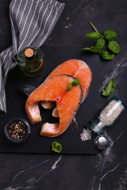 Sağlıklı beslenmek için taze çiğ somon balığı.