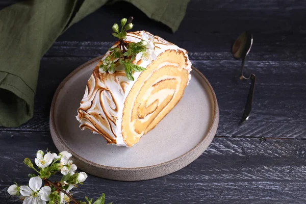 Petit Pain Biscuit Crème Crémeuse Avec Meringue Pour Dessert — Photo