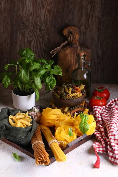 Ainda Vida Italiano Alimentos Massas Tomates Alho Manjericão Azeite — Fotografia de Stock