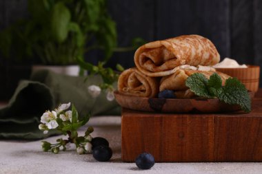 Öğle yemeği için ev yapımı krep.