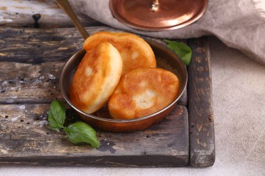 Patatesli ev yapımı turtalar.