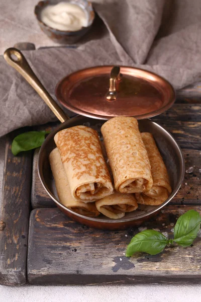 Hemmagjorda Fyllda Pannkakor Till Lunch — Stockfoto