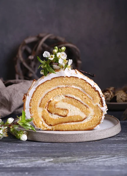 Rolo Biscoito Com Creme Cremoso Com Merengue Para Sobremesa — Fotografia de Stock