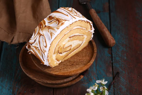 Biscuit Roll Creamy Cream Meringue Dessert — Stock Photo, Image