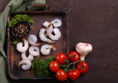 Masada taze çiğ karides var.