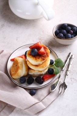 Kahvaltıda çilekli ev yapımı krep.