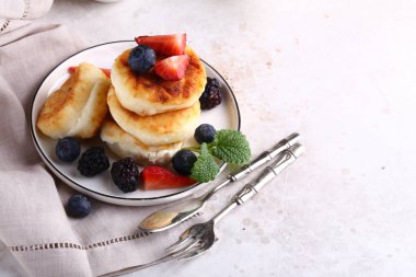 Kahvaltıda çilekli ev yapımı krep.