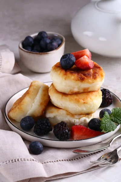 Tortitas Cuajada Caseras Con Bayas Para Desayuno —  Fotos de Stock