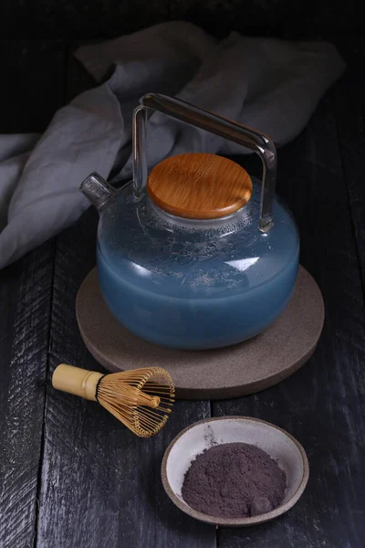 Chá Matcha Azul Uma Mesa Madeira — Fotografia de Stock