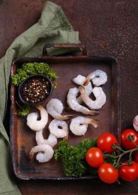 Masada taze çiğ karides var.