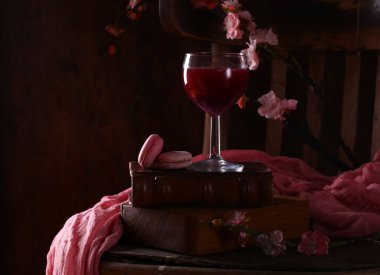 Bir bardak kırmızı şarap ve badem kurabiyesi