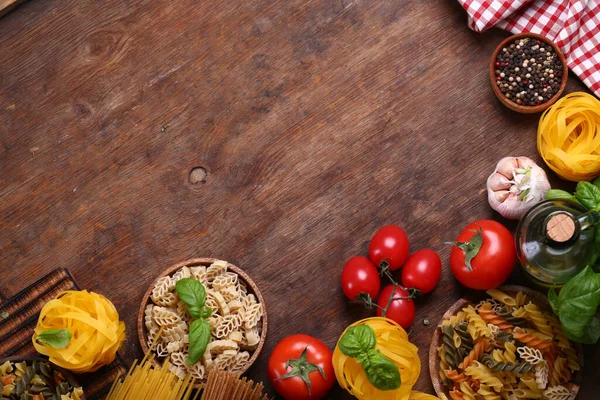 Stillleben Italienisches Essen Pasta Tomaten Knoblauch Basilikum Und Olivenöl — Stockfoto