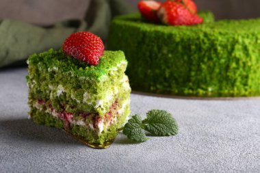 Çilekli yeşil şam fıstıklı kek