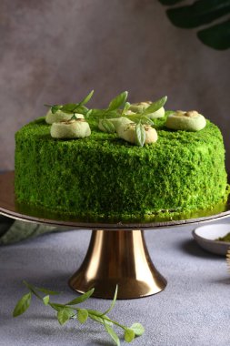 Tatlı olarak kibrit çaylı yeşil pasta.