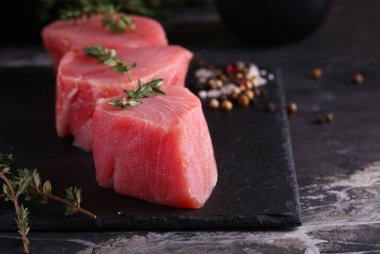 Sağlıklı yemek için çiğ taze ton balığı.