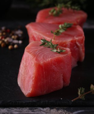 Sağlıklı yemek için çiğ taze ton balığı.