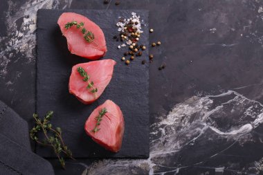 Sağlıklı yemek için çiğ taze ton balığı.