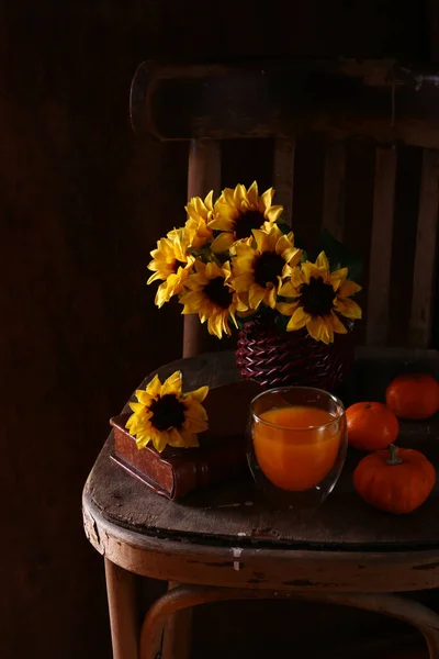 Alter Holzstuhl Mit Sonnenblumen — Stockfoto
