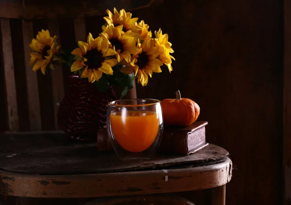 Alter Holzstuhl Mit Sonnenblumen — Stockfoto