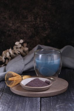 Ahşap bir masada mavi kibrit çayı
