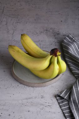 taze organik muzlar masada.