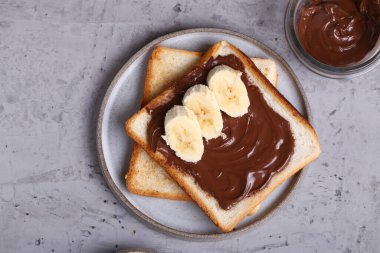 Kahvaltıda çikolatalı tost ve muzlu ekmek.