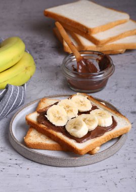 Kahvaltıda çikolatalı tost ve muzlu ekmek.