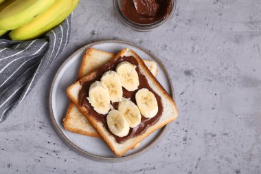 Kahvaltıda çikolatalı tost ve muzlu ekmek.