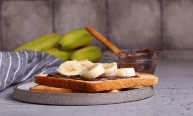 Kahvaltıda çikolatalı tost ve muzlu ekmek.