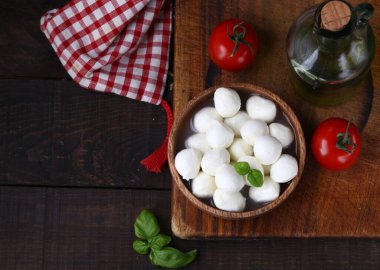 Tahta bir kasede salata için mini mozzarella peyniri.