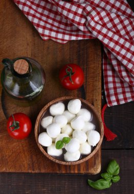Tahta bir kasede salata için mini mozzarella peyniri.