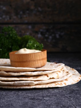 Düz kek pita tortilla lavash masada.