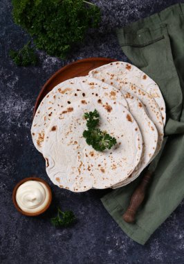 Düz kek pita tortilla lavash masada.
