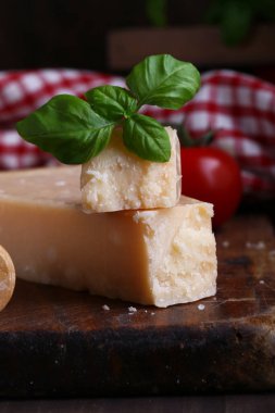 Tahta bir masada İtalyan parmesan peyniri.