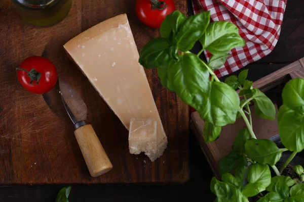 Queijo Parmesão Duro Italiano Uma Mesa Madeira — Fotografia de Stock