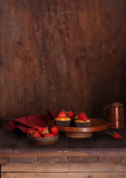 Magdalenas Caseras Con Fresas Frescas Sobre Mesa —  Fotos de Stock