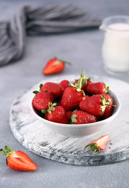 Φρέσκες Βιολογικές Φράουλες Για Πρωινό — Φωτογραφία Αρχείου