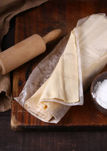 Rauw Schilferig Zelfgemaakt Deeg Tafel — Stockfoto